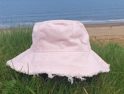 The BUBLEGUM frayed Bucket Hat